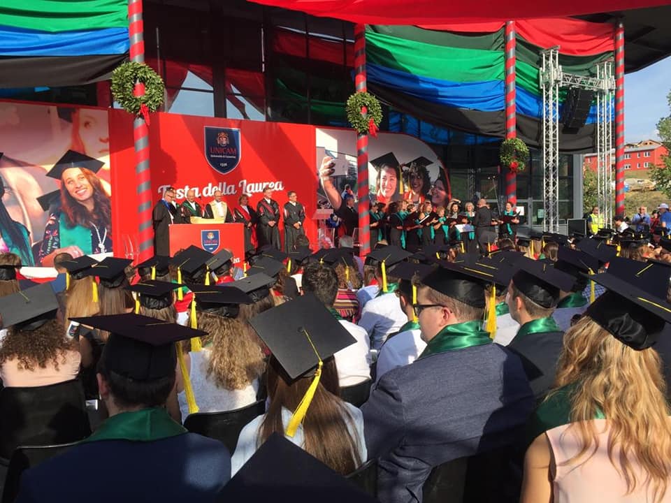 foto di studenti laureati