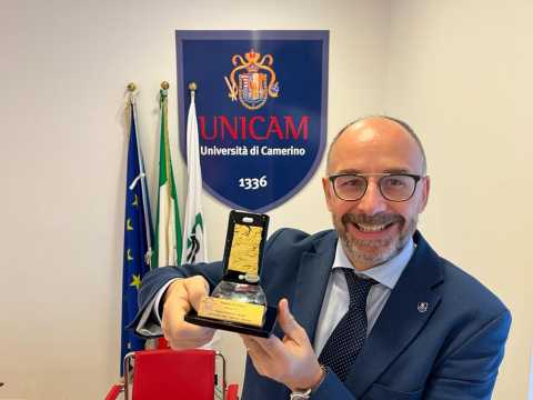 Il Rettore con il premio